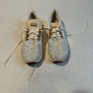 ❤️ New Balance size 7 gray and white sneakers with cork detail